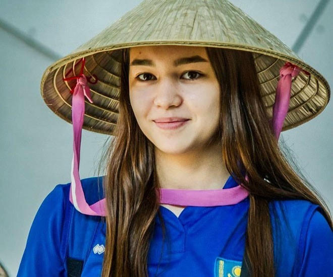 Dinara Syzdykova sở hữu gương mặt khả ái và luôn thu hút được nhiều sự chú ý mỗi khi cô ra sân.