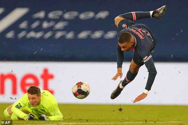 Thủ thành Omlin phải nhận thẻ đỏ sau pha phạm lỗi với Mbappe ngoài vòng cấm.