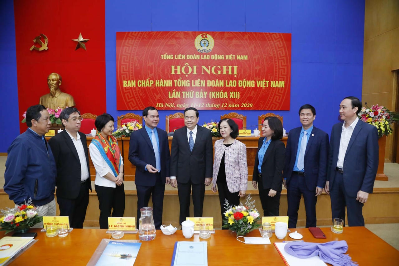 Bà Trương Thị Mai, Trưởng ban Dân vận Trung ương; ông Trần Thanh Mẫn, Chủ tịch UBT Ư MTTQ Việt Nam trò chuyện tại hội nghị.