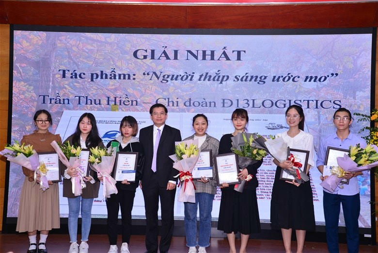 Ảnh 2: 7 sinh viên đạt giải chụp ảnh lưu niệm cùng PGS.TS Đinh Văn Châu.
