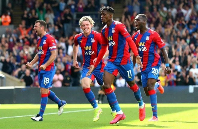Wilfried Zaha mở tỉ số trên chấm 11m cho đội chủ nhà.