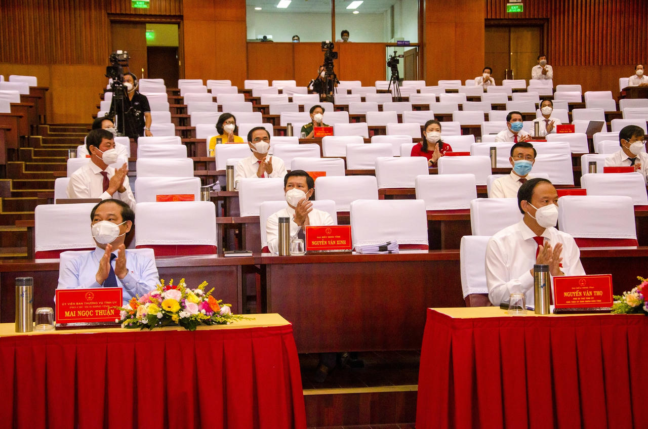 Các đại biểu HĐND tỉnh tham gia kỳ họp.