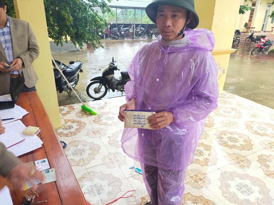 Chiếc ví lão nông Nguyễn Xuân Lam tìm thấy trong túi đồ cũ.