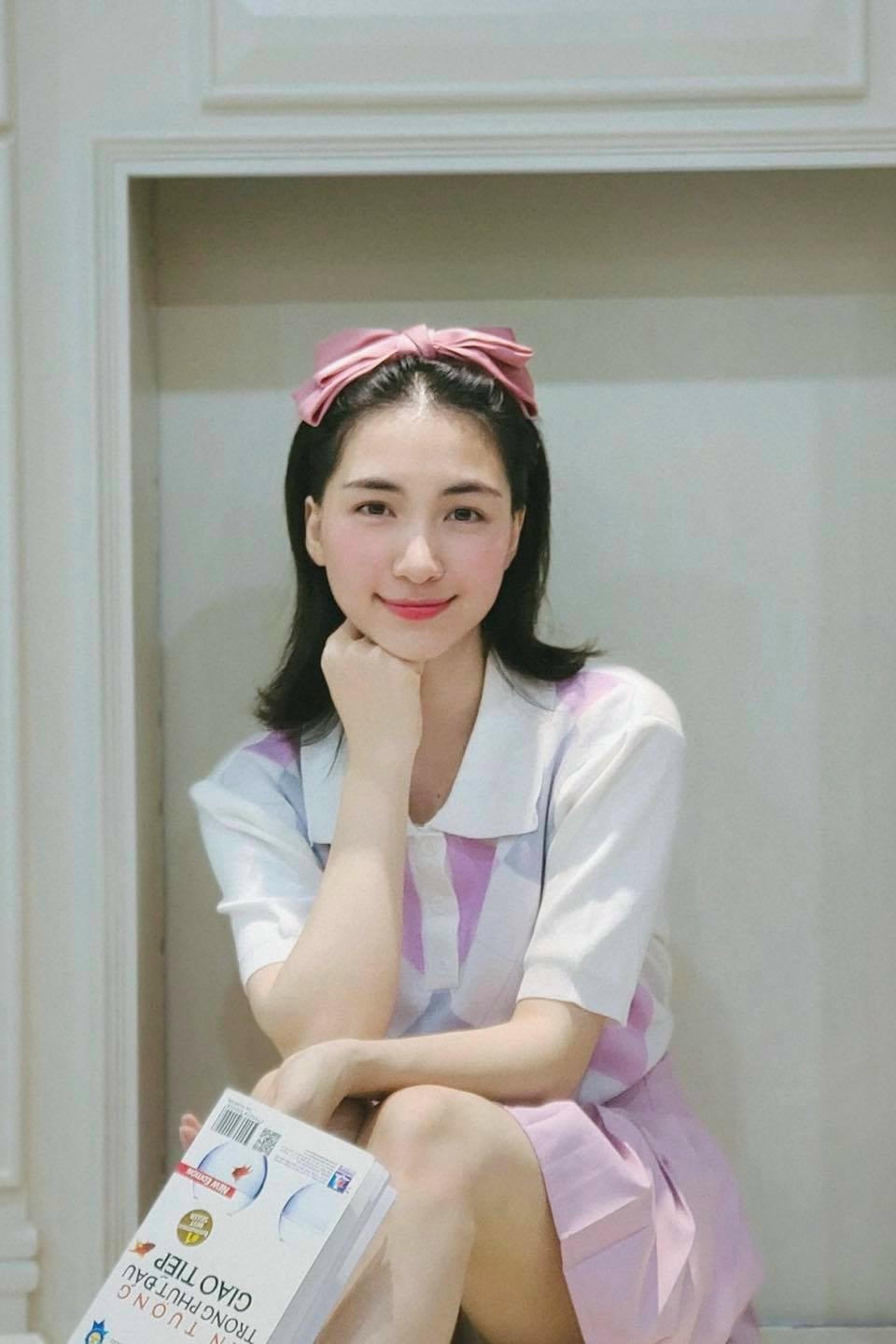 Có thể thấy những chiếc nơ cài tóc được cô nàng rất yêu thích.