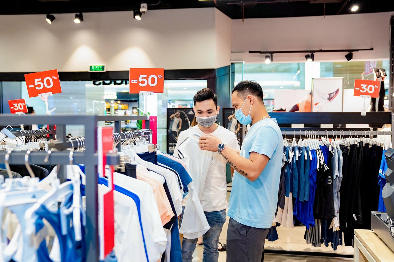 Nhiều cửa hàng, trung tâm thương mại giảm giá sản phẩm sau dịch bệnh.