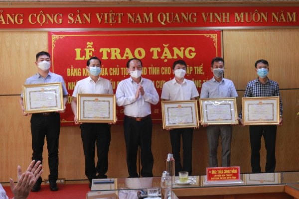 Ông Trần Công Thắng trao Bằng khen của UBND tỉnh cho các đơn vị có đóng góp tích cực, ủng hộ công tác phòng, chống dịch Covid-19.