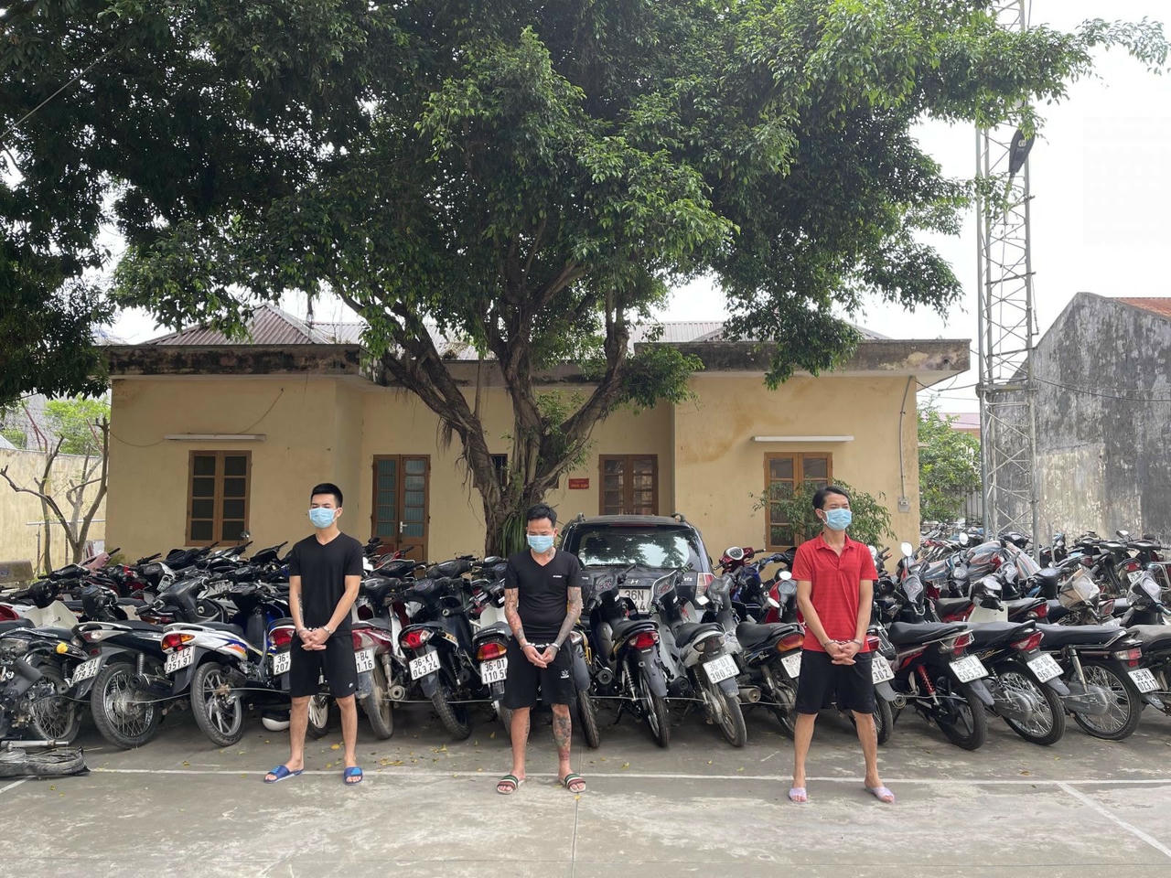 Các đối tượng cùng tang vật tại cơ quan Công an.