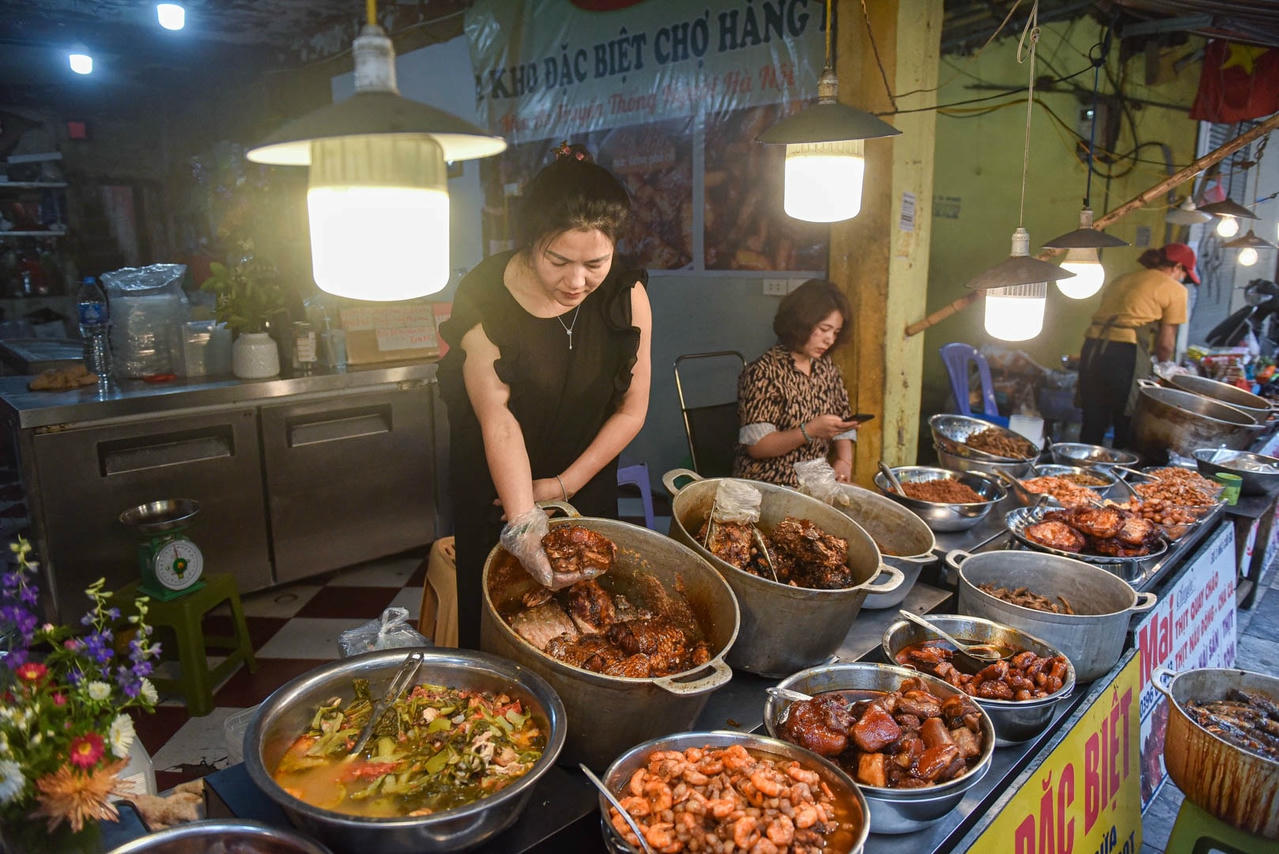 Cá kho vị thuyền thống là đắt hàng nhất, nhiều người mua về ăn hàng ngày, một số khách du lịch mua về làm quà.