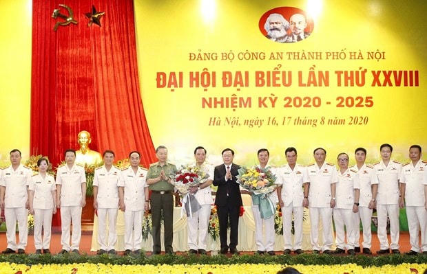 Đại tướng Tô Lâm, Ủy viên Bộ Chính trị, Bí thư Đảng ủy Công an Trung ương, Bộ trưởng Bộ Công an và đồng chí Vương Đình Huệ, Ủy viên Bộ Chính trị, Bí thư Thành ủy Hà Nội tặng hoa chúc mừng các đồng chí trong Ban Chấp hành Đảng bộ Công an thành phố Hà Nội nhiệm kỳ 2020-2025. (Ảnh: Doãn Tấn/TTXVN).