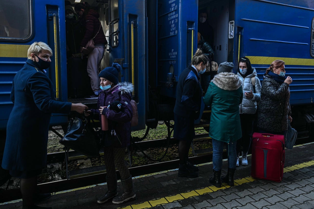 Công dân Ukraine đến Ba Lan từ thành phố Odessa, Ukraine bằng tàu hỏa. Ảnh: NYP.