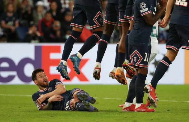 Cựu danh thủ Rio Ferdinand bày tỏ bản thân rất ngạc nhiên khi chứng kiến ảnh này: “Nếu tôi trong đội PSG, tôi sẽ nói: không không không, tôi sẽ nằm đó cho cậu