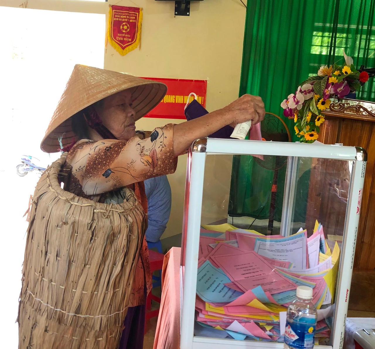 Một cử ở Hà Tĩnh mang áo tơi đi bầu cử vì trời nắng nóng.