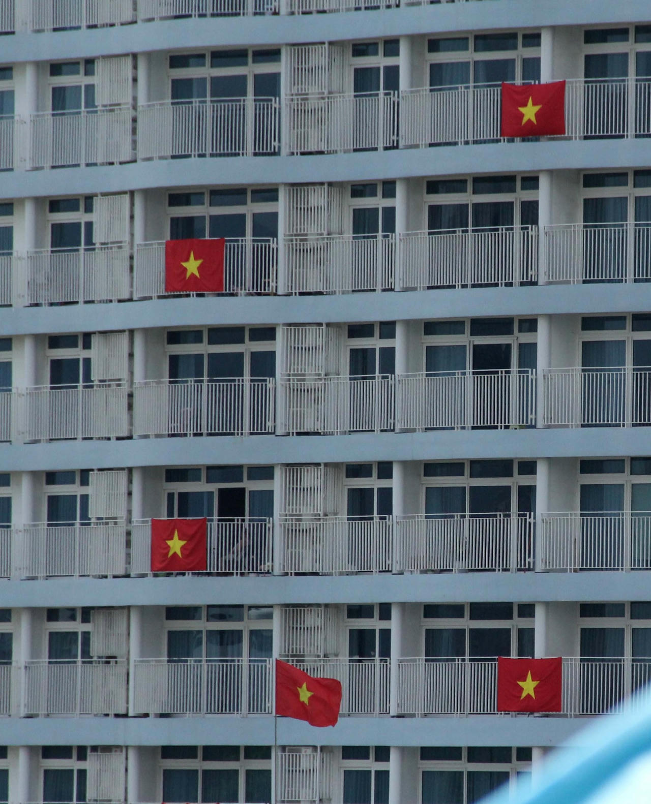 Ban công khu căn hộ cao cấp ở đường Trần Hưng Đạo - bờ đông sông Hàn.