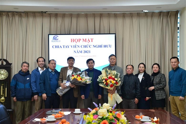 Lãnh đạo nhà trường và đại diện các đơn vị chụp ảnh lưu niệm cùng viên chức nghỉ chế độ năm 2021.