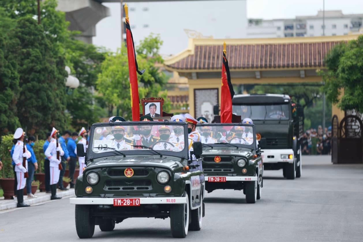 Đoàn xe đi theo lộ trình Lê Thánh Tông – Hai Bà Trưng – Điện Biên Phủ - Kim Mã – Nguyễn Khánh Toàn – Cầu Giấy – Xuân Thủy để tới nghĩa trang Mai Dịch.