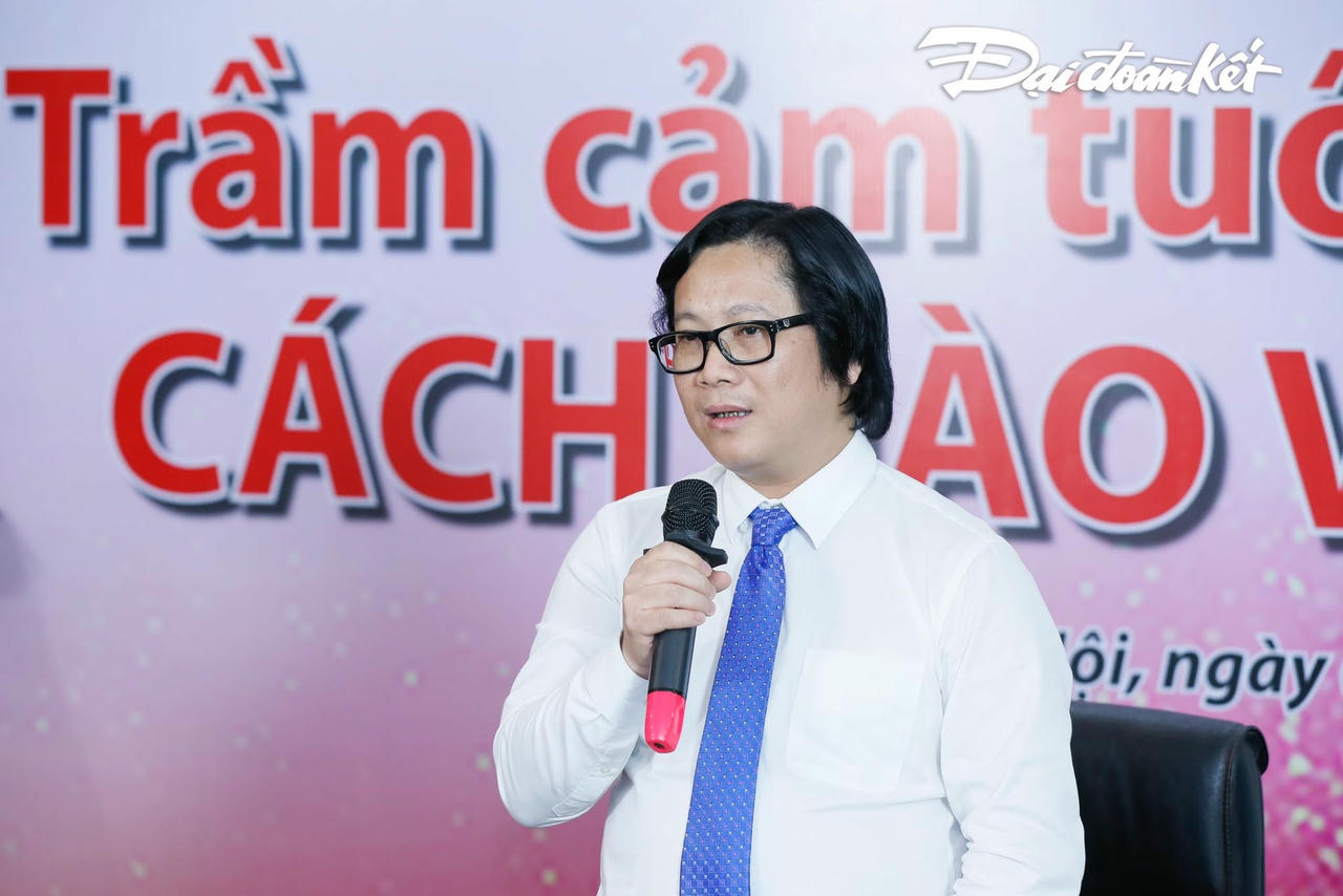 Nhà báo Lê Anh Đạt - Quyền Tổng biên tập báo Đại Đoàn Kết phát biểu khai mạc tọa đàm. Ảnh: Quang Vinh.