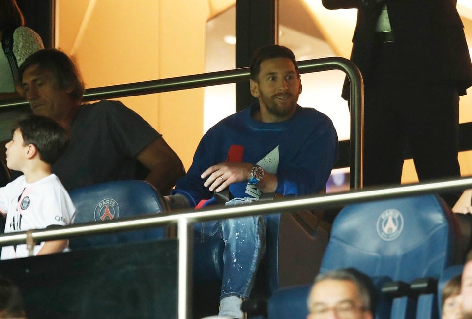 Messi phải ngồi khán đài chứng kiến các đồng đội tái lập chuỗi thành tích lịch sử cho PSG.