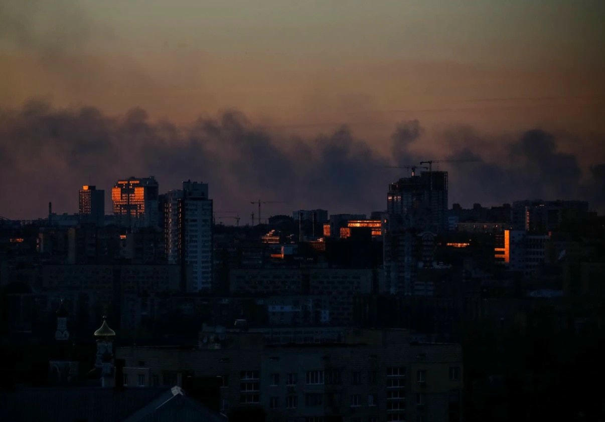 Khói bốc lên trên bầu trời thủ đô Kiev, Ukraine. Ảnh: Reuters.
