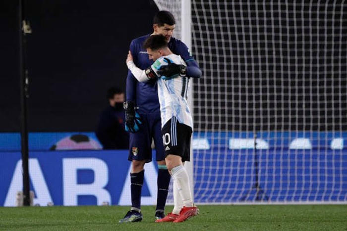 Siêu sao người Argentina bật khóc sau khi chính thức phá kỷ lục của Pele