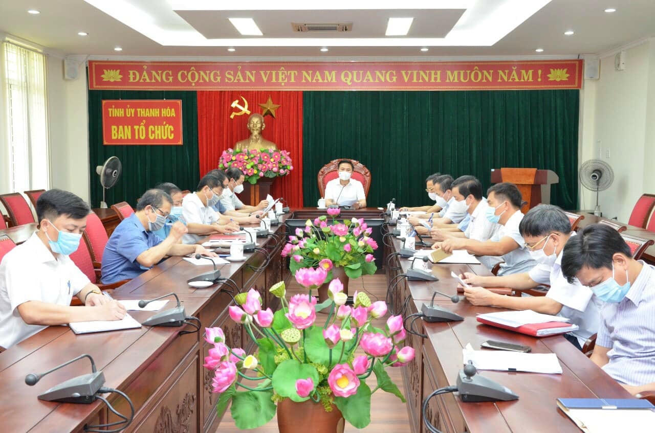 Ông Đỗ Trọng Hưng, Bí thư Tỉnh ủy Thanh Hóa chỉ đạo cuộc họp khẩn sau khi ghi nhận một ca mắc Covid-19 là lái xe đường dài không khai báo y tế.