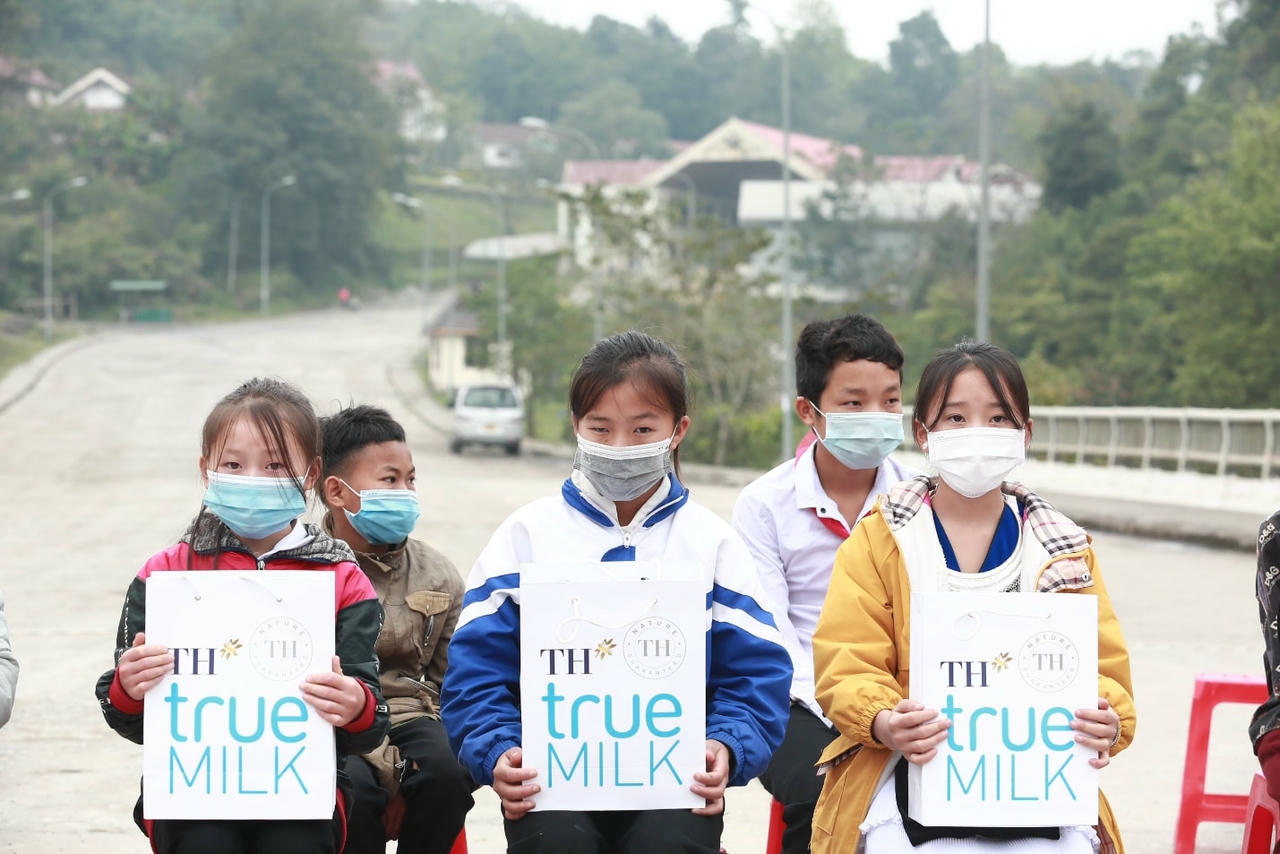 Ngoài xây tặng 30 nhà vệ sinh trường học đạt chuẩn, Chương trình còn trao hàng trăm suất quà, học bổng và khánh thành nhiều công trình trường học, ngôi nhà hạnh phúc, xây cầu,…
