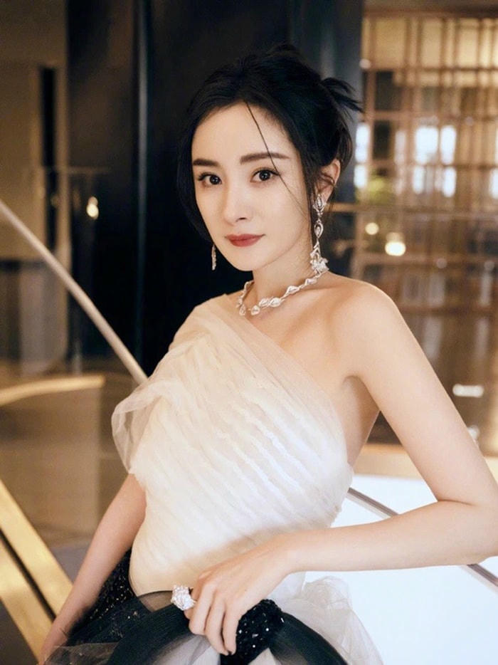 Dương Mịch ngồi không cũng vướng bê bối.