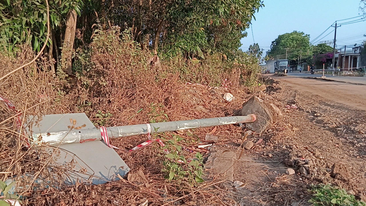 Biển báo giao thông bị đơn vị thi công đào lên, vứt ngay lề đường, không cắm lại.