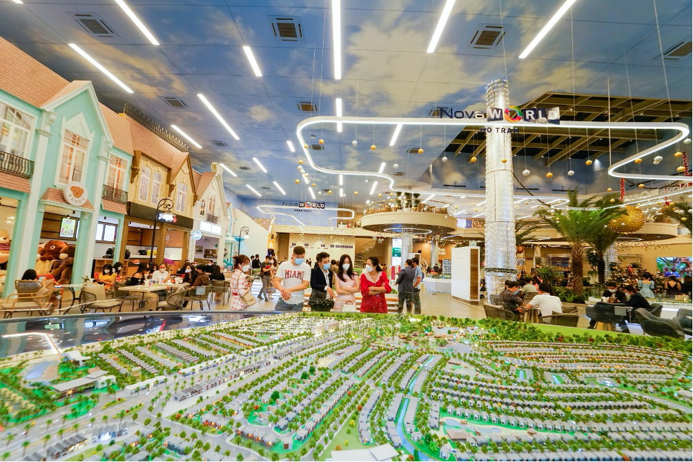 Novaland Gallery từ khi khai trương vào đầu tháng 11/2021 đã được xem là điểm đến lý tưởng của nhiều nhà đầu tư bất động sản cũng như cộng đồng tinh hoa vì không gian hiện đại, tích hợp đa dạng các dịch vụ ăn uống giải trí dành cho cả gia đình.