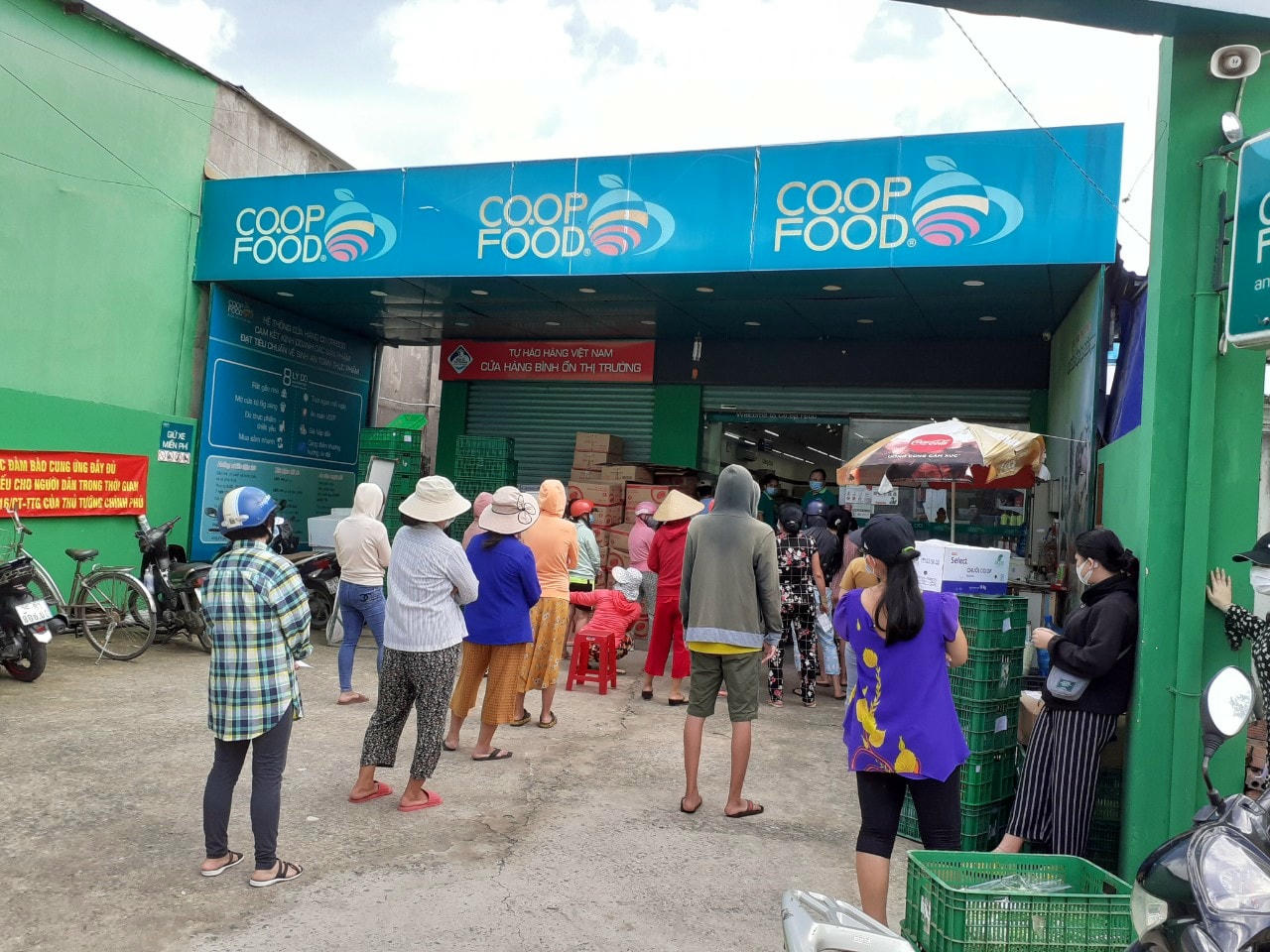 Người dân xếp hàng dài ở cửa hàng tiện lợi.