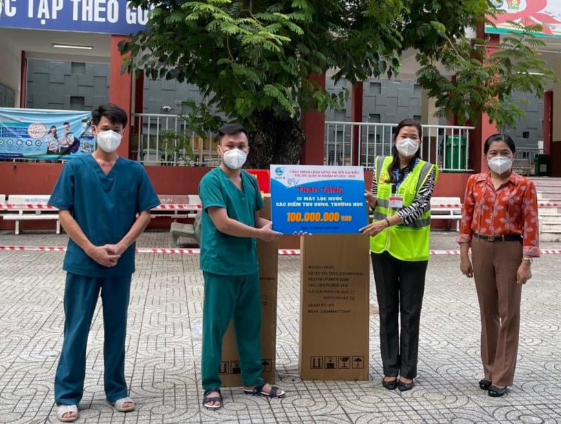 Hội Liên hiệp phụ nữ Quận 10 đã làm lễ bàn giao công trình “Trao tặng 15 máy lọc nước trị giá 100.000.000 đồng” cho các điểm thu dung