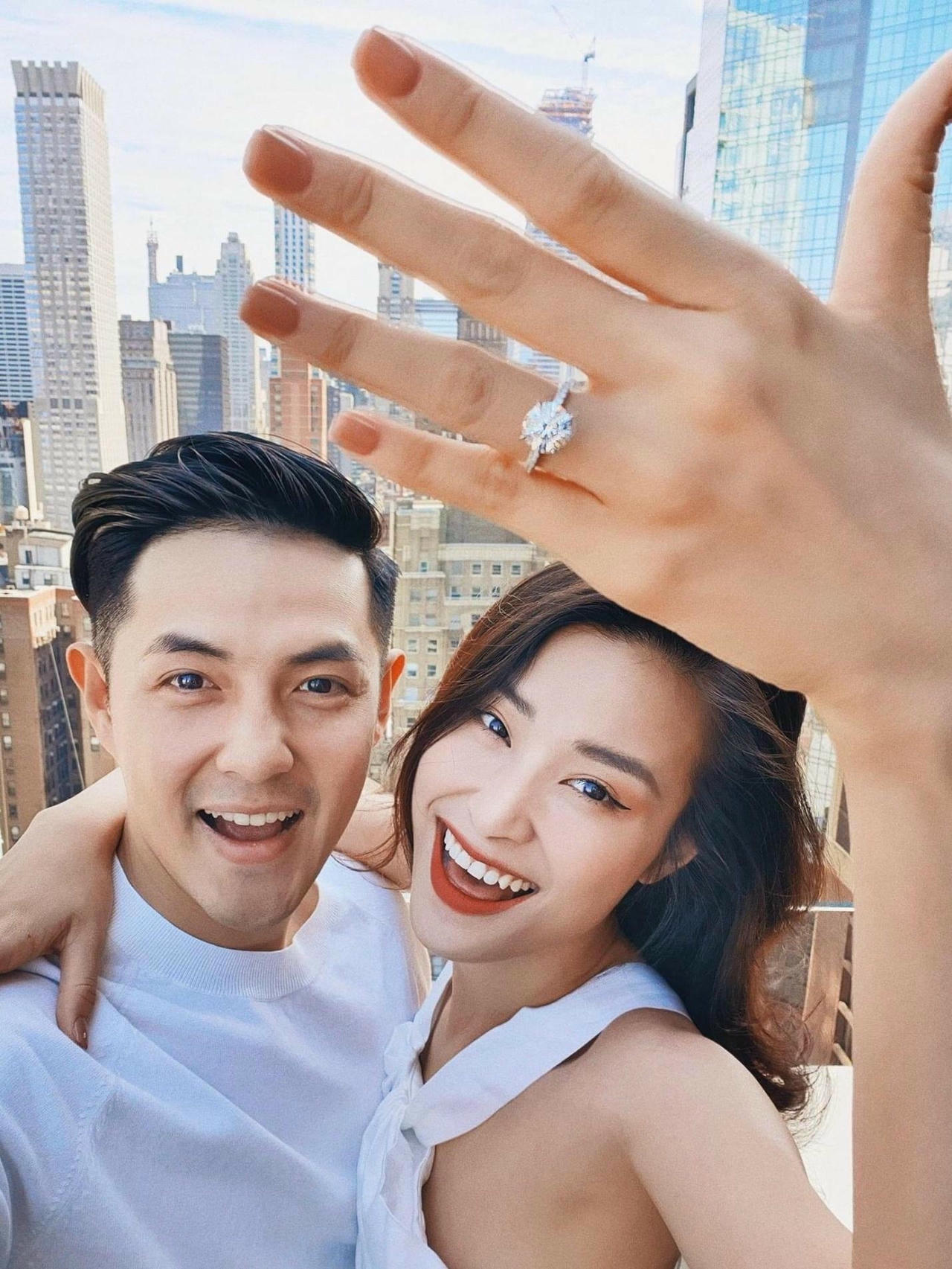 Đăng tải bức ảnh chụp chiếc nhẫn kim cương