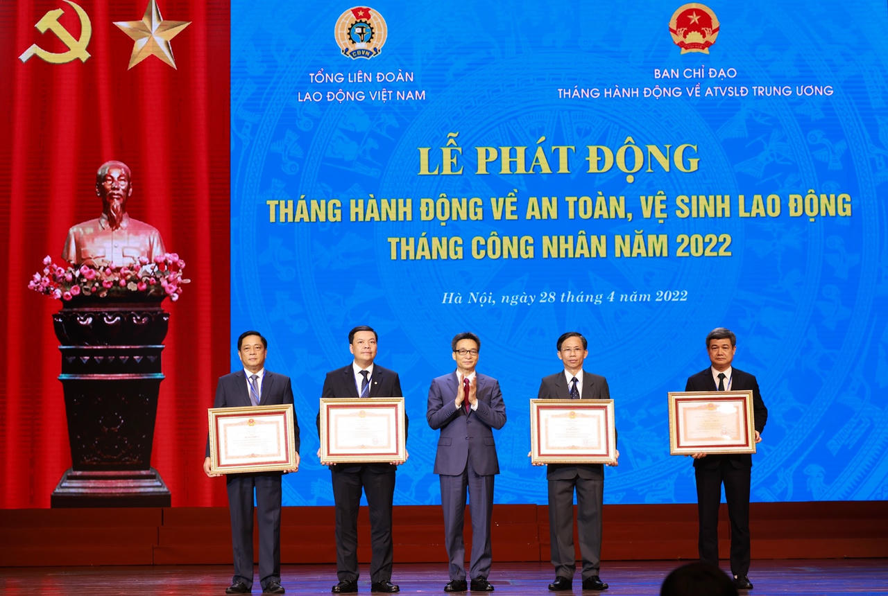 Phó Thủ tướng Vũ Đức Đam trao Bằng khen của Thủ tướng Chính phủ cho 4 tập thể, cá nhân có thành tích xuất sắc trong công tác ATVSLĐ.
