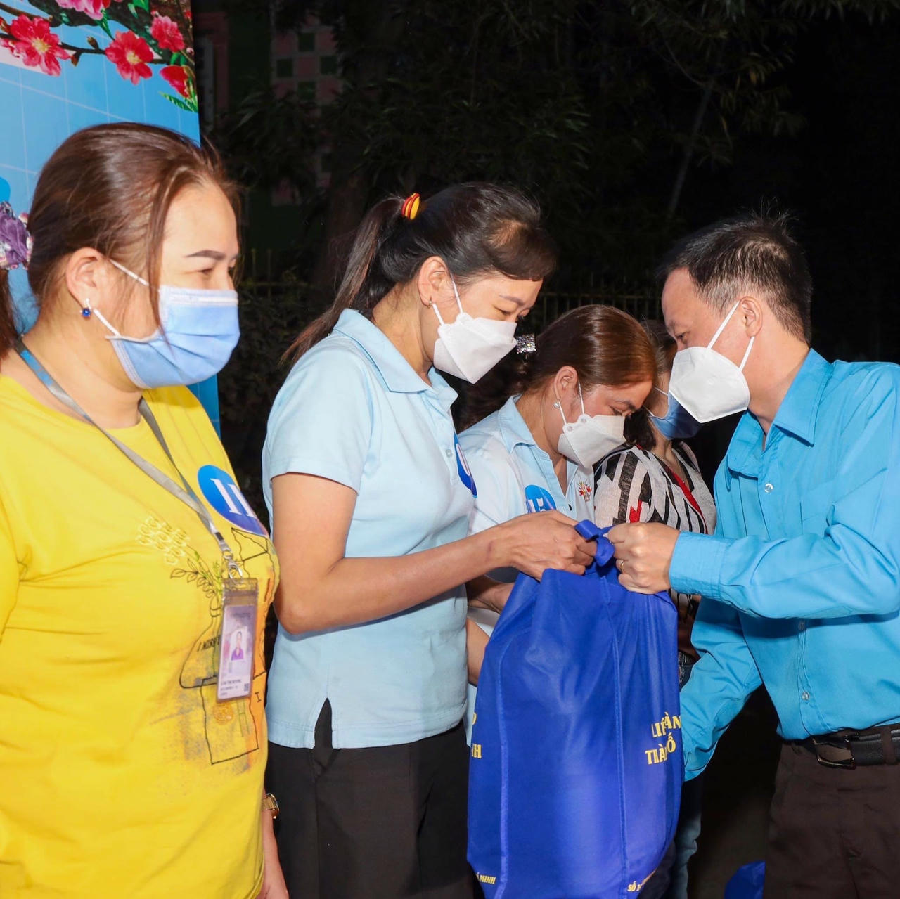 Công đoàn thành phố chăm lo, tặng quà cho công nhân.