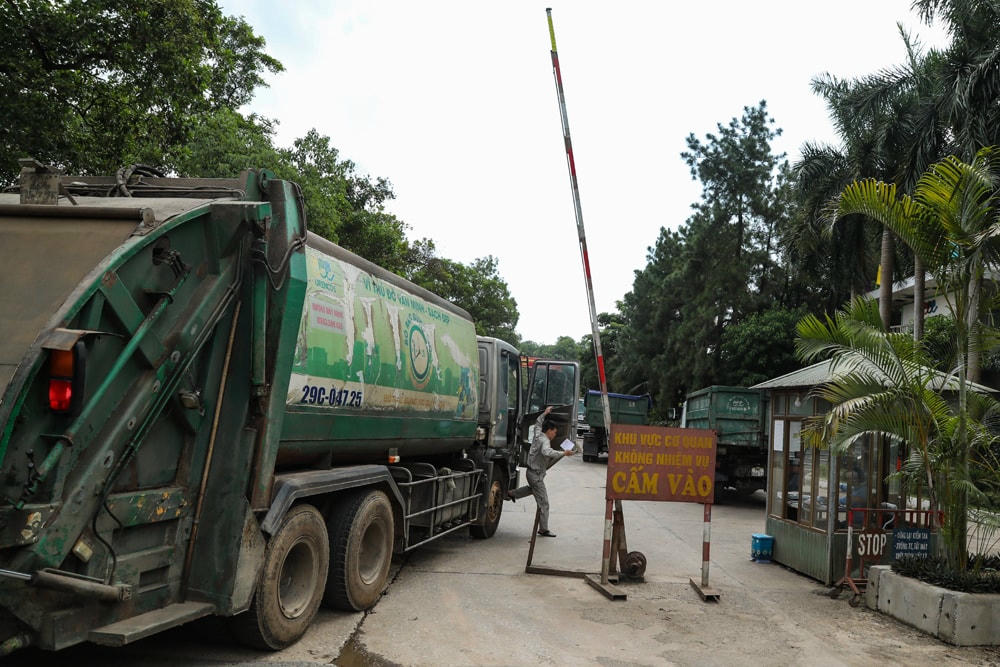 những chiếc xe rác đầu tiên chạy vào Khu xử lý rác thải Sóc Sơn.