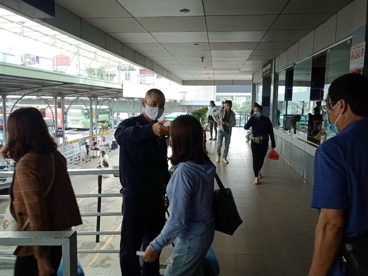 Khi vào bến, mỗi người đều phải dừng lại để nhân viên bến xe kiểm tra thân nhiệt. 