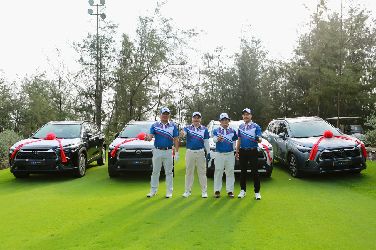 Các golfer ra sân thi đấu sau lễ khai mạc.