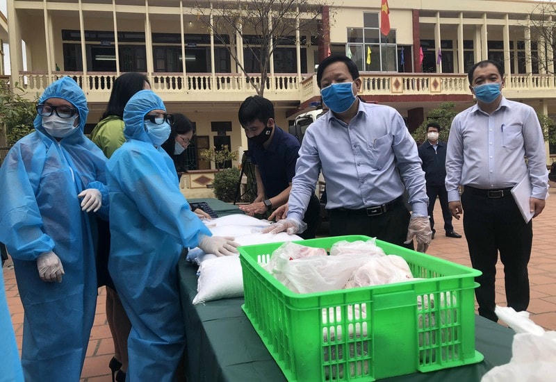 Phó Chủ tịch UBND TP Hải Phòng Nguyễn Đức Thọ kiểm tra hỗ trợ lương thực, thực phẩm hỗ trợ người dân khu vực phong tỏa. Ảnh minh họa.