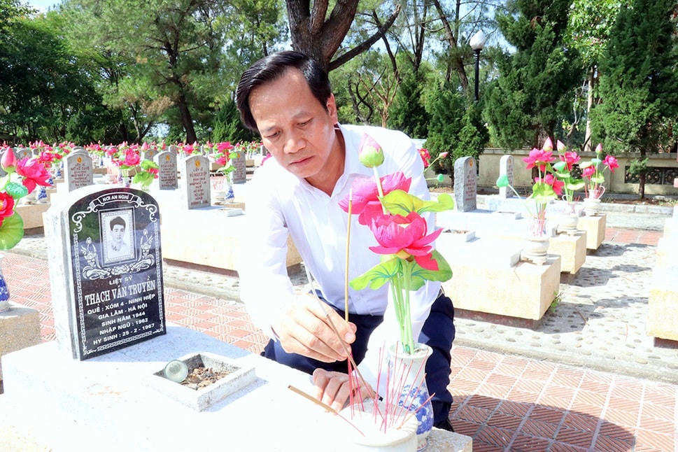 Bộ trưởng Đào Ngọc Dung thắp hương các liệt sĩ tại nghĩa trang tỉnh Quảng Trị.
