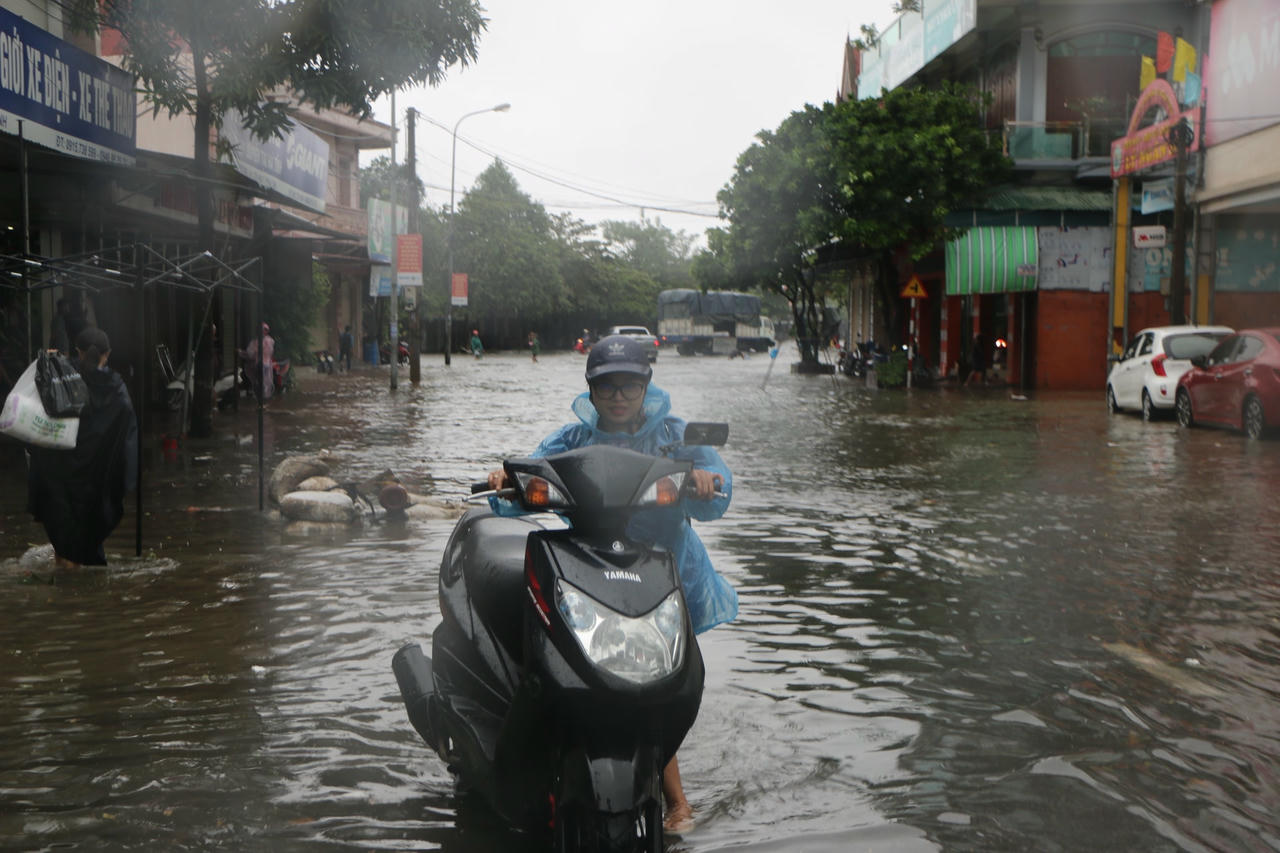 Phương tiện giao thông lưu thông trên các tuyến đường ngập 