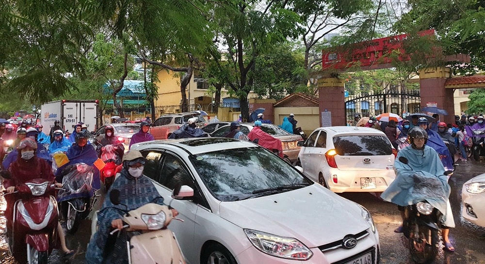 Trường học xa nhà khiến các bậc phụ huynh phải chật vật trong việc đưa đón con đến trường mỗi ngà