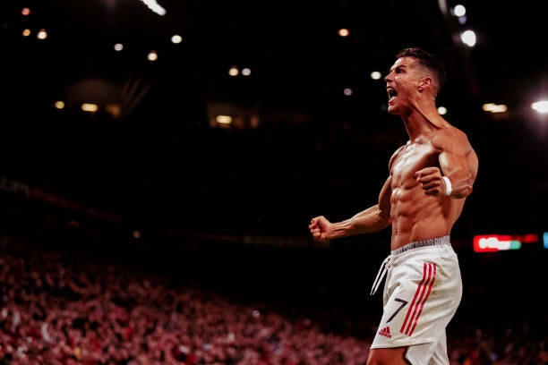 Ronaldo cởi áo ăn mừng sau bàn thắng ở phút 90+5.