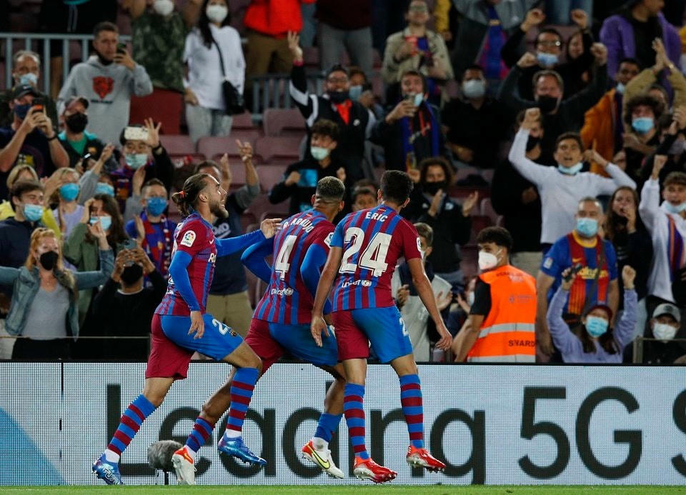 Barca may mắn giữ lại 1 điểm nhờ bàn thắng phút 90.