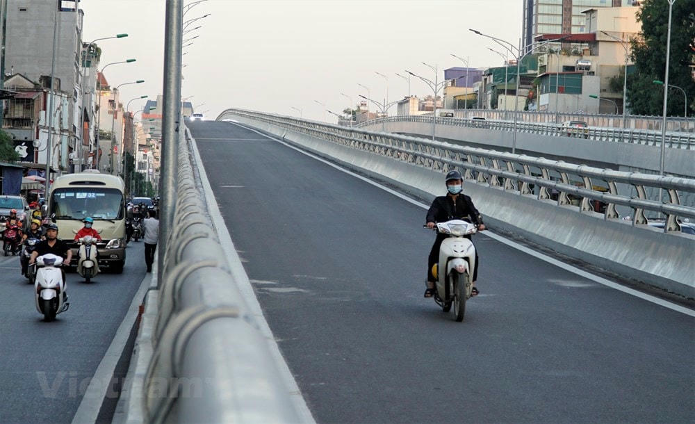Có một vài người còn 'leo' cả lên cầu để đi cho nhanh. (Ảnh: Minh Hiếu/Vietnam+).