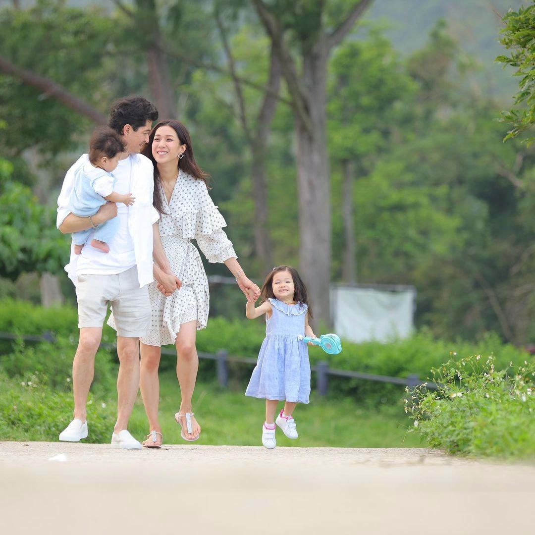 Sau 5 năm kết hôn, Chung Gia Hân đang có tổ ấm hạnh phúc viên mãn bên ông xã thành đạt cùng hai nhóc tì kháu khỉnh: Kelly (5 tuổi) và Jared (3 tuổi).