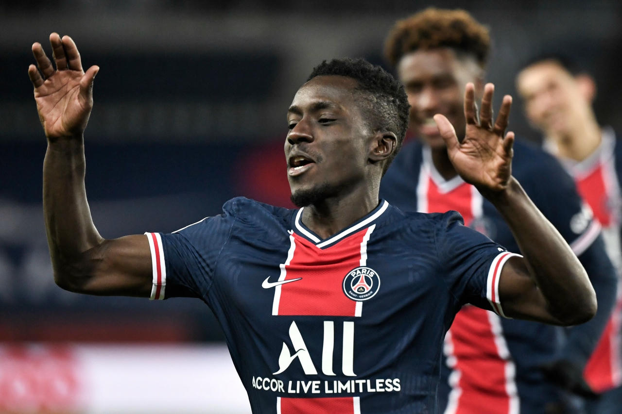 Idrissa Gueye lập siêu phẩm từ khoảng cách 40 mét.