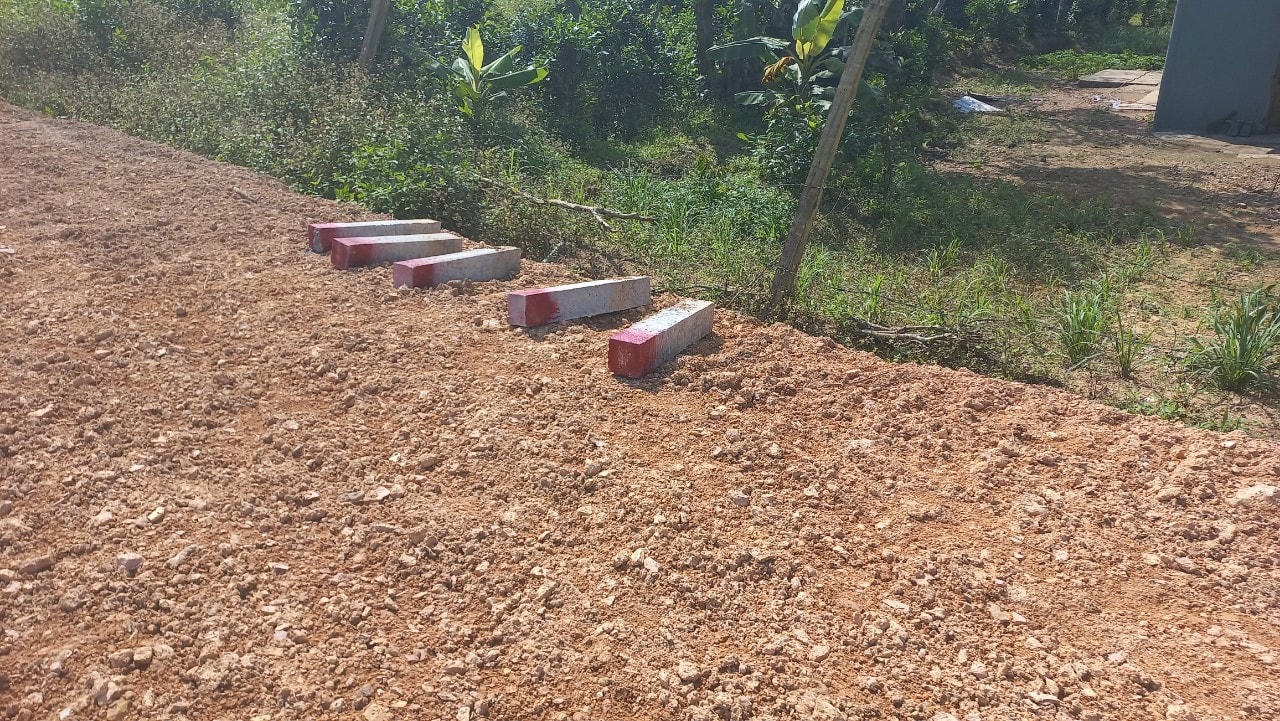 Các cọc phân định ranh giới được vứt bỏ lăn lóc phía trong các lô đất.