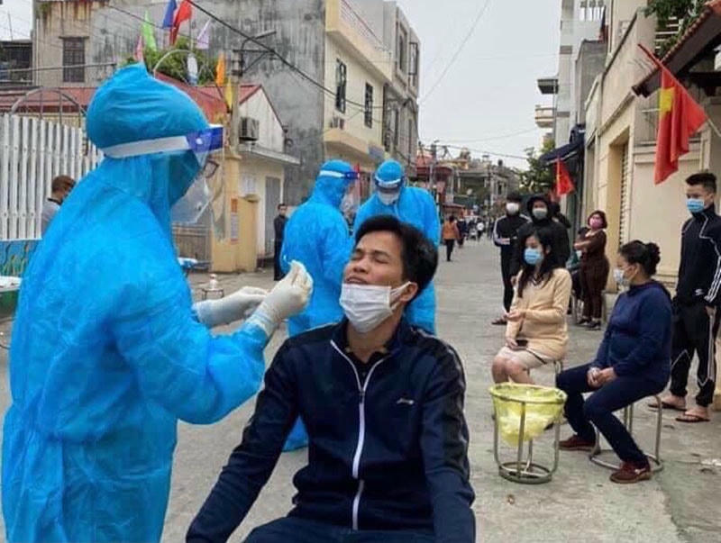 Hải Dương thực hiện lấy mẫu xét nghiệm cho người dân.