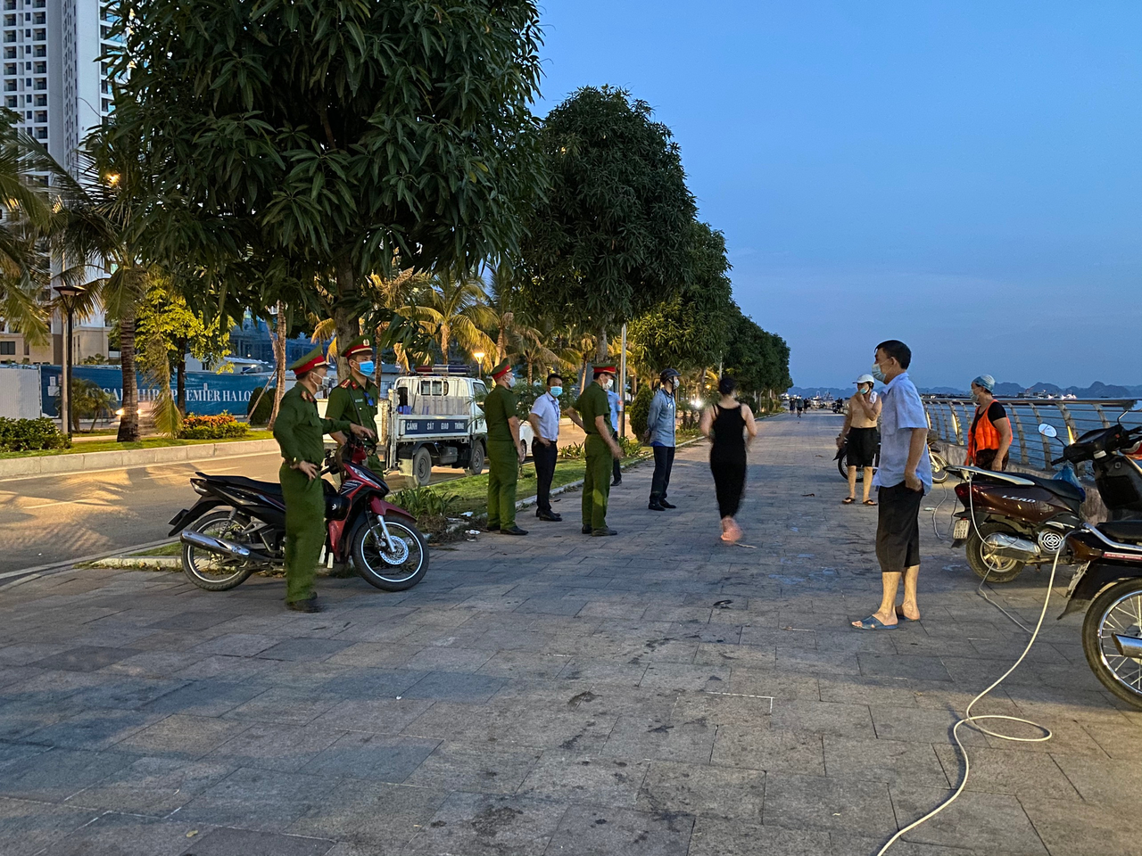 Tại tất các điểm thường xuyên phát sinh việc tập trung đông người, TP Hạ Long cũng đã chỉ đạo thành lập có Tổ kiểm tra trên địa bàn từng phường để kịp thời tuyên truyền, vận động và nhắc nhở người dân chấp hành an toàn phòng chống dịch Covid-19.