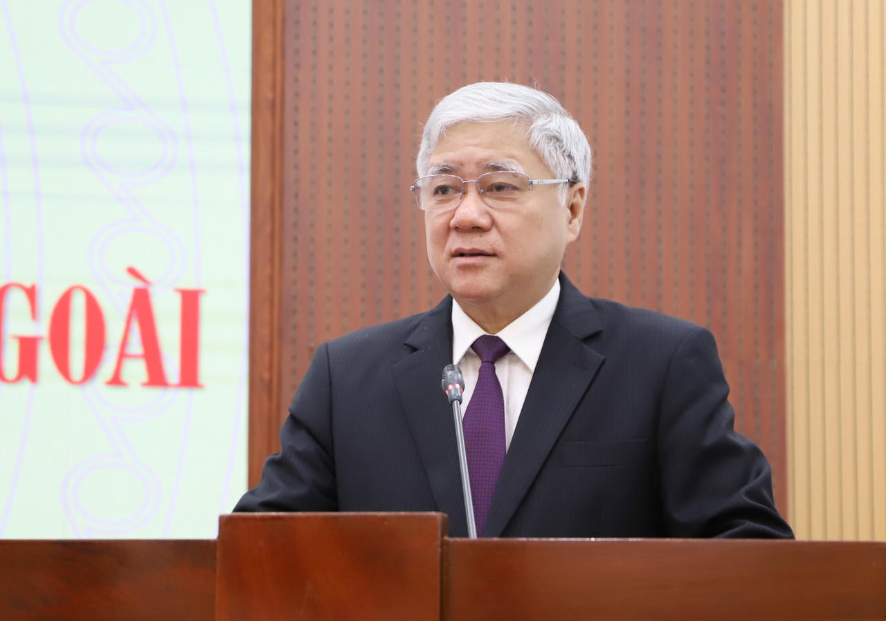 Chủ tịch Đỗ Văn Chiến tặng quà lưu niệm các Trưởng đại diện.