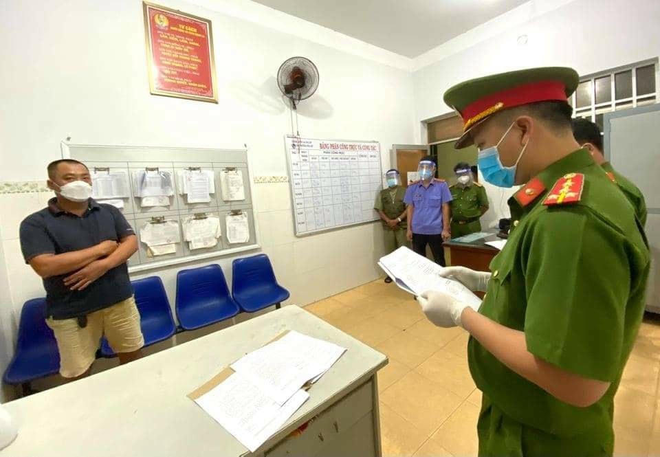 Công an TX.Phú Mỹ đọc lệnh bắt tạm giam Trần Quang Minh. Ảnh: CTV.
